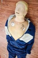 mänsklig dummy lögner på de golv under först hjälpa Träning - kardiopulmonell återupplivning. först hjälpa kurs på cpr dummy, cpr först hjälpa Träning begrepp foto