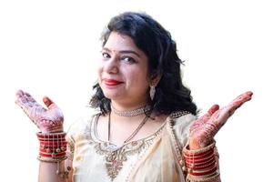 skön kvinna klädd upp som indisk tradition med henna mehndi design på henne både händer till fira stor festival av karwa kauth med enkel vit bakgrund foto