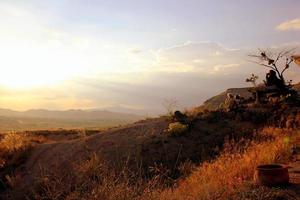 resa till goreme, Kappadokien, Kalkon. de solnedgång i de berg. foto