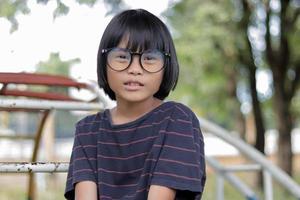 porträtt av barn bär glasögon med fläck bakgrund foto