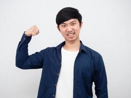 asiatisk man visa muskler glad ansikte se affärsman vit bakgrund porträtt foto