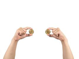 finger innehav gyllene bitcoin vit isolerad, hand ha kvar guld bitcoin digital pengar foto