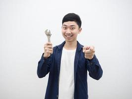 ung asiatisk man innehav justerbar rycka punkt finger på du med Lycklig leende känsla glad på vit isolerat bakgrund foto