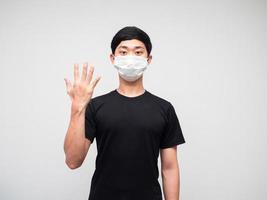 asiatisk man svart skjorta med mask visa fem finger räkning på vit isoated bakgrund foto