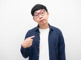 asiatisk man bär glasögon punkt finger på han själv känsla uttråkad foto