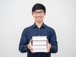 asiatisk man bär glasögon innehav bok Lycklig leende ansikte porträtt vit bakgrund foto