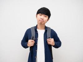 ung man med skola väska se självsäker på ansikte portriat vit bakgrund, asiatisk man med ryggsäck tillbaka till skola begrepp foto