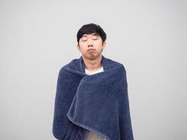 asiatisk man känsla sömnig omslag kropp förbi handduk porträtt vit bakgrund foto
