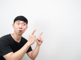 asiatisk man upphetsad känsla dubbel- finger på kopia sapce foto
