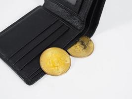 bitcoin ut av plånbok på vit bakgrund, pengar crypto bitcoin begrepp foto