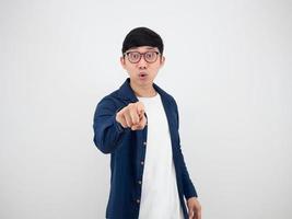 asiatisk man bär glasögon punkt finger på du på vit bakgrund foto