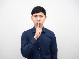 asiatisk man gest shush allvarlig ansikte lutande begrepp vit bakgrund foto
