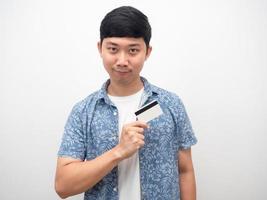 asiatisk man som visar kreditera kort ser självsäker porträtt foto