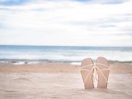 kvinna sko på de skön strand blå hav och himmel bakgrund kopia Plats foto