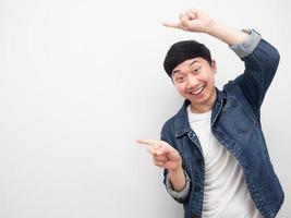 asiatisk man jeans skjorta leende gest pekande finger på kopia Plats foto