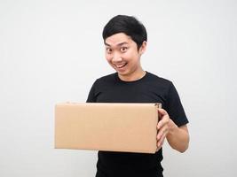 asiatisk man känsla Lycklig med paket låda i hand foto