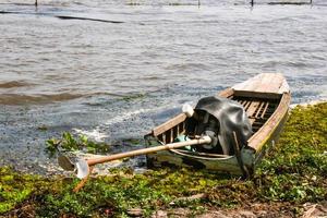 gammal trä- båt fiskare i sjö söder thailand och resa foto
