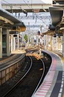 14 november 2022 fukuoka, japan se av tåg Spår sätt med plattform utan passagerare i tåg jr station i solnedgång dagtid foto