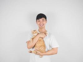 asiatisk man bära orange katt med Lycklig leende glad och ser på kamera på vit isolerat bakgrund foto