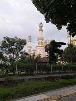 de minareter och kupoler hubbul wathan moské i mataram stad, lombok ö, indonesien foto