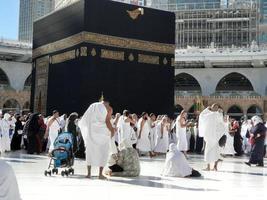 mecka, saudi Arabien, dec 2022 - pilgrimer från Allt över de värld är utför tawaf i masjid al haram i mecka. foto