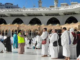 mecka, saudi Arabien, dec 2022 - pilgrimer från Övrig länder är upptagen bön- nära de kaaba i masjid al-haram i mecka. foto