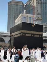 mecka, saudi Arabien, dec 2022 - pilgrimer från Allt över de värld är utför tawaf i masjid al haram i mecka. foto