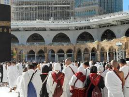 mecka, saudi Arabien, dec 2022 - pilgrimer från Övrig länder är upptagen bön- nära de kaaba i masjid al-haram i mecka. foto