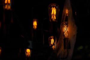 lysande årgång lampa med retro ljus lökar. belysning dekor närbild. foto