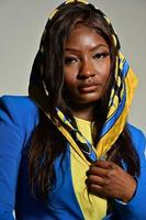 ung skön afrikansk amerikan mode modell med traditionell afrikansk stil scarf Framställ på grå bakgrund foto