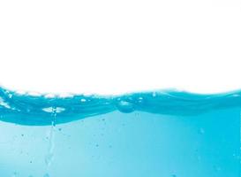 blå vatten stänk och bubblor på en vit bakgrund, klar blå vatten och vågor foto