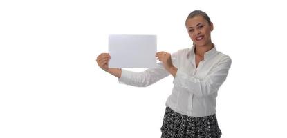 Lycklig ung affärskvinna håller på med företag presentation på whiteboard, leende, isolerat på vit bakgrund. foto