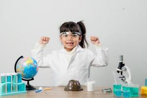 utbildning, vetenskap, kemi och barn begrepp - barn eller studenter med testa rör framställning experimentera på skola laboratorium foto