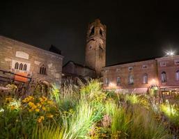 Italien 2022 bergamo gammal fyrkant på natt foto