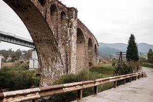 gammal järnväg bro, gammal viadukt vorokhta, ukraina. karpater berg, vild berg landskap foto