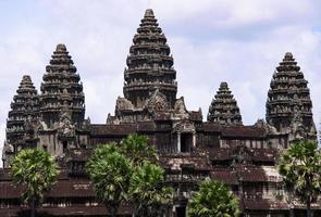 angkor wat är en tempel komplex i cambodia och de största religiös monument i de värld foto