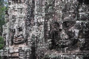 prasat bayon med leende sten ansikten är de central tempel av angkor thom komplex, siem skörda, kambodja. gammal khmer arkitektur och känd kambodjanska landmärke, värld arv. foto