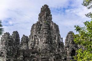 prasat bayon med leende sten ansikten är de central tempel av angkor thom komplex, siem skörda, kambodja. gammal khmer arkitektur och känd kambodjanska landmärke, värld arv. foto