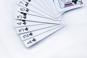 poker kort på vit bakgrund foto