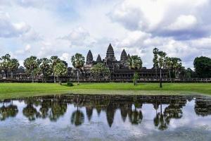 angkor wat är en tempel komplex i cambodia och de största religiös monument i de värld foto