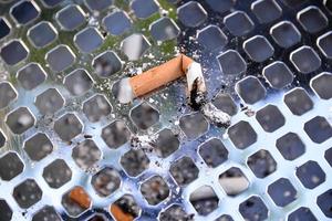 cigaretter i utomhus askkopp, närbild foto