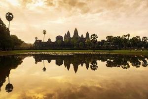 angkor wat är en tempel komplex i cambodia och de största religiös monument i de värld foto