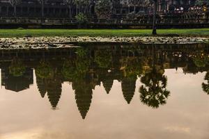 angkor wat är en tempel komplex i cambodia och de största religiös monument i de värld foto