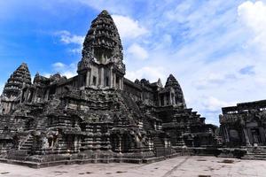 angkor wat är en tempel komplex i cambodia och de största religiös monument i de värld foto