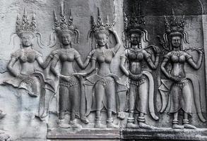 detalj av sten sniderier av apsara är en skön och förförisk flicka av hindu mytologi på angkor vad, cambodia foto