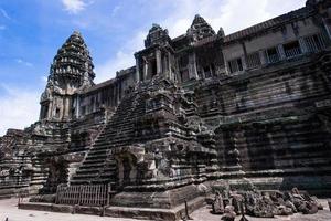 angkor wat är en tempel komplex i cambodia och de största religiös monument i de värld foto