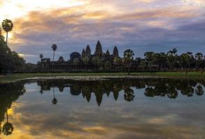 angkor wat är en tempel komplex i cambodia och de största religiös monument i de värld foto