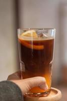 glas av americano blandad med orange juice foto