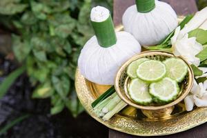 thai traditionell kropp vård uppsättning och ört bollar 3 foto