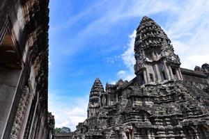 angkor wat är en tempel komplex i cambodia och de största religiös monument i de värld foto